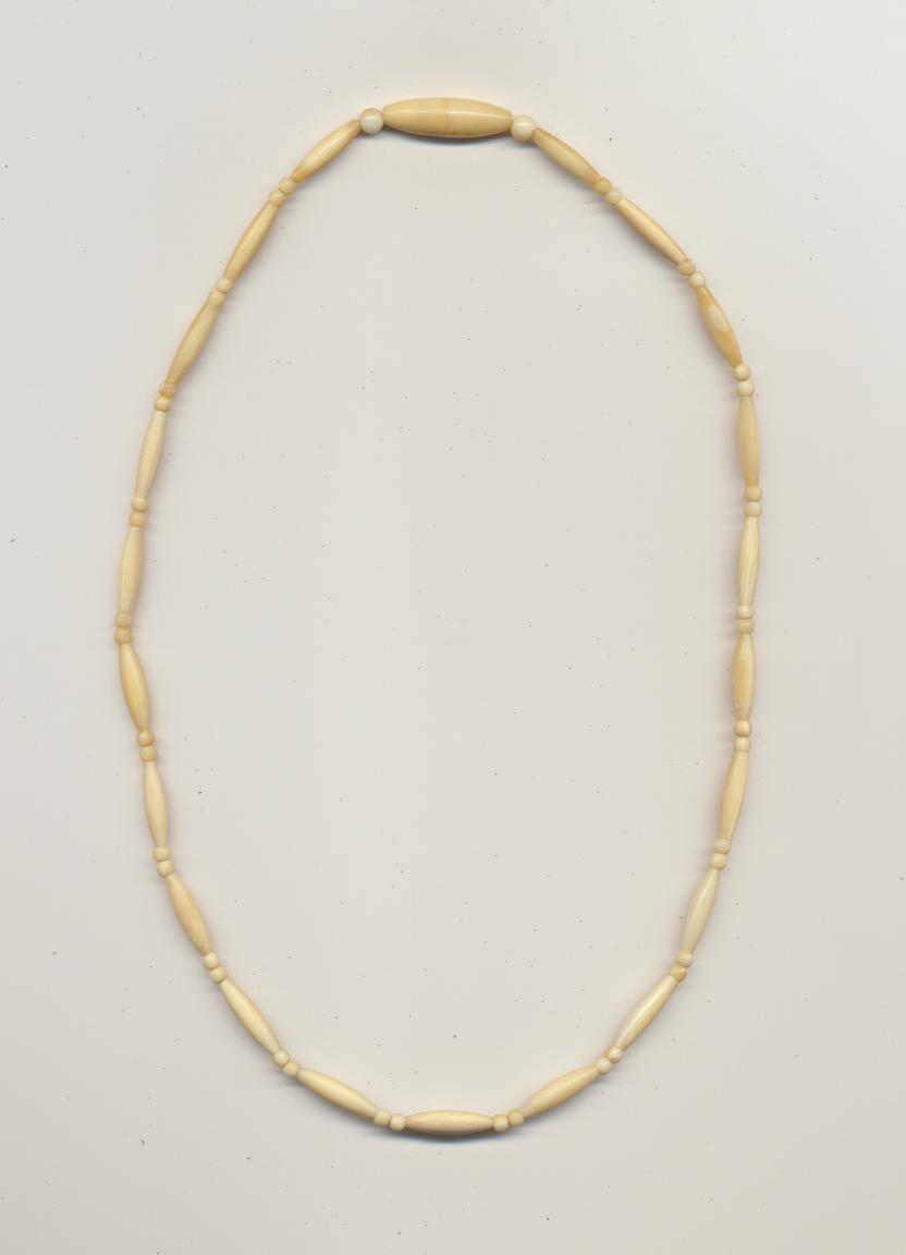 Antique ivory necklace with ivory screw clasp, ca.1900, length 16.5